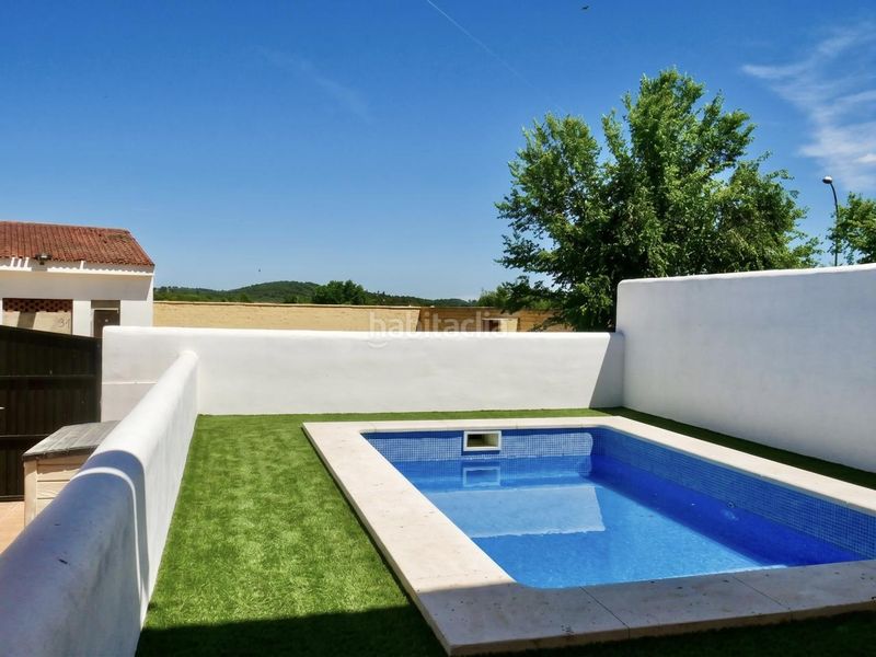 Foto 01a6a392-669b-4374-940c-7db3217ed22a. Casa aparellada amb aparcament piscina a Ronquillo (El)