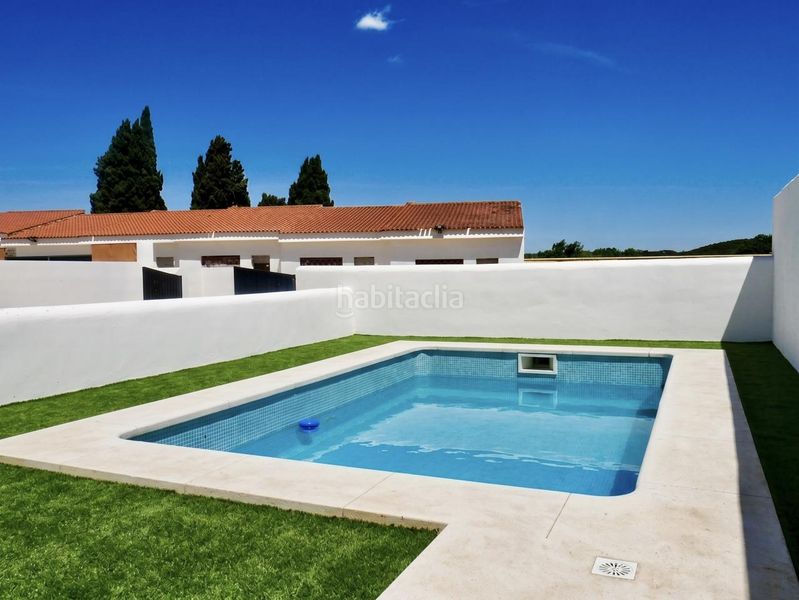 Foto 0f75b9c4-1df9-4958-ad5e-e648fd663b77. Casa aparellada amb aparcament piscina a Ronquillo (El)
