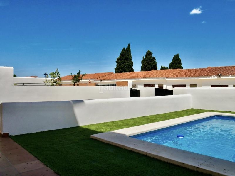 Foto 61c93097-df24-46e9-8261-0d49a3942120. Casa aparellada amb aparcament piscina a Ronquillo (El)