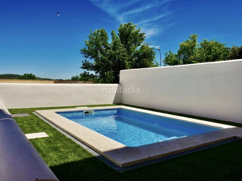 Foto 93bef046-8b85-4af6-b0b8-e4b08e45b7ed. Casa aparellada amb aparcament piscina a Ronquillo (El)