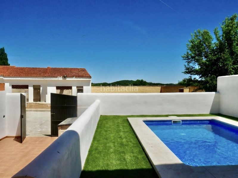 Foto f7d1bfc4-30d8-4fae-a496-47daee493743. Casa aparellada amb aparcament piscina a Ronquillo (El)