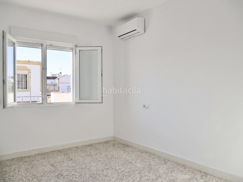 Foto 8b8ea692-e330-49ab-abde-6530648f1e4c. Casa adossada a Umbrete