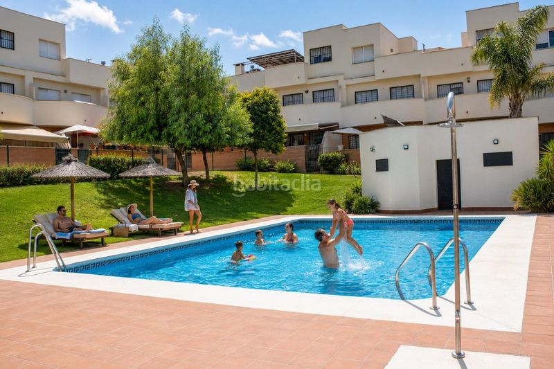 Foto b314aa5d-355f-463f-8ae2-db2f9a000e90. Casa aparellada amb calefacció aparcament piscina a Bormujos