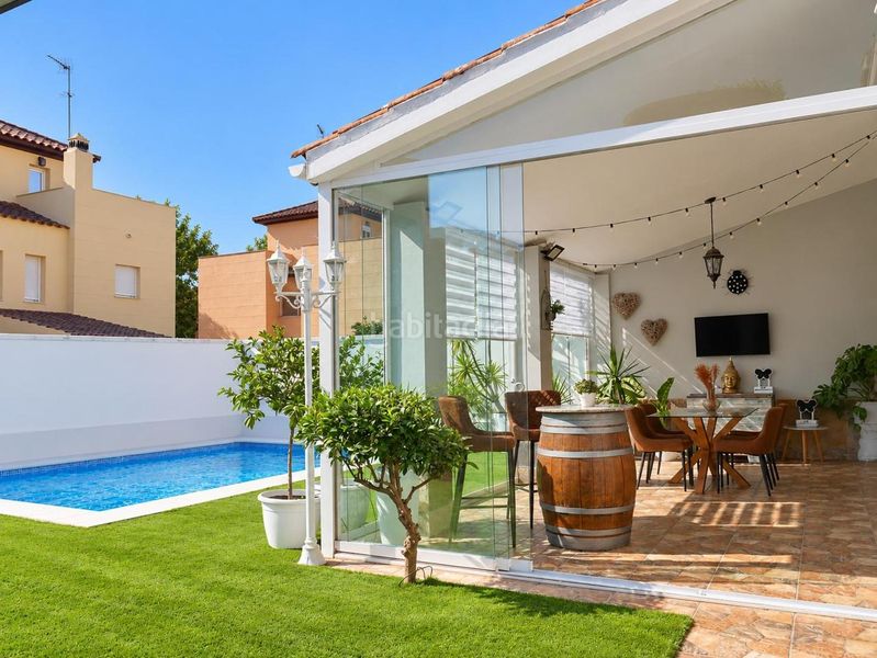 Foto 0b20ab90-0c72-40e3-aa8c-92fc20bc1c1a. Casa aparellada amb aparcament piscina a Zona Universitaria Bormujos