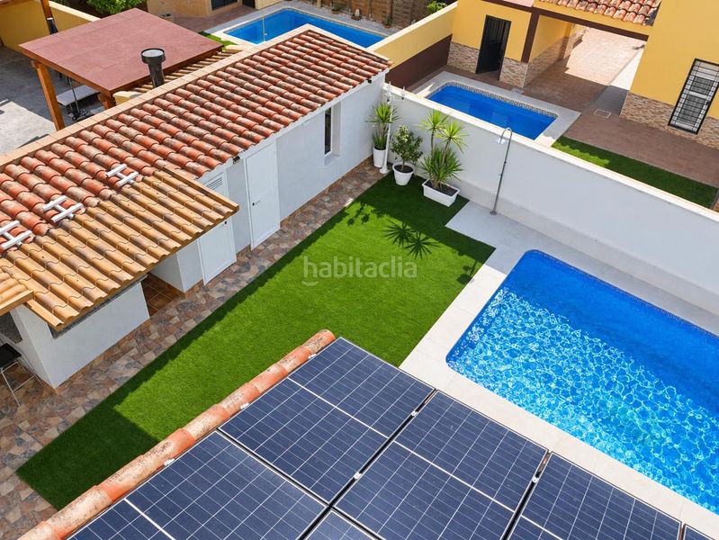 Foto 2a57f6fb-96e3-4ecc-85ed-9a2d2d00bd87. Casa aparellada amb aparcament piscina a Zona Universitaria Bormujos