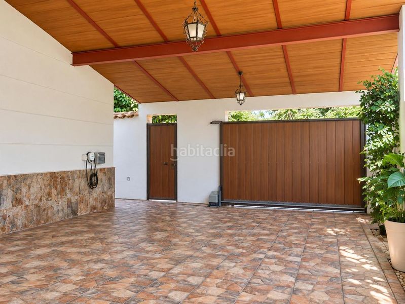 Foto 34f30c36-9a2e-48e5-894b-0a62a68c6220. Casa aparellada amb aparcament piscina a Zona Universitaria Bormujos