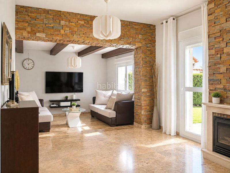 Foto 7f4b53f8-dd03-49ab-9f7e-a00f02a2b030. Casa aparellada amb aparcament piscina a Zona Universitaria Bormujos