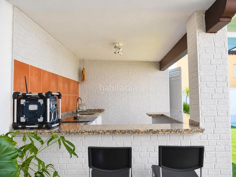 Foto a6f64716-90ba-47e7-b2ad-10ecbcf955a5. Casa aparellada amb aparcament piscina a Zona Universitaria Bormujos