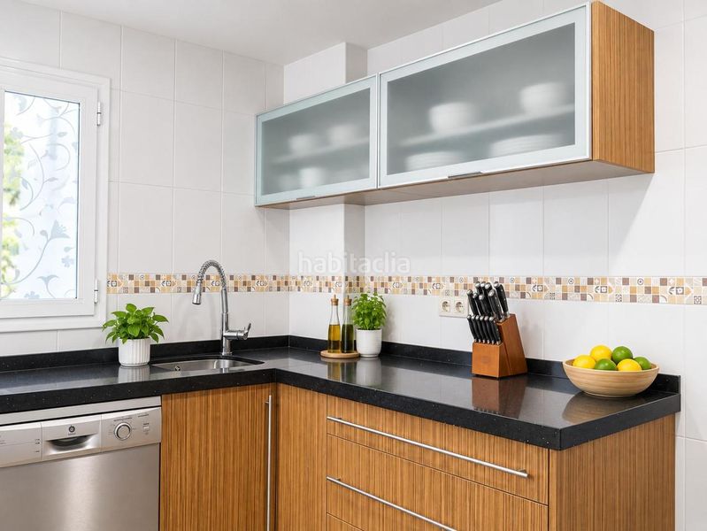 Foto dbdb7d3d-938e-4eec-9534-991582bd18c4. Casa aparellada amb aparcament piscina a Zona Universitaria Bormujos
