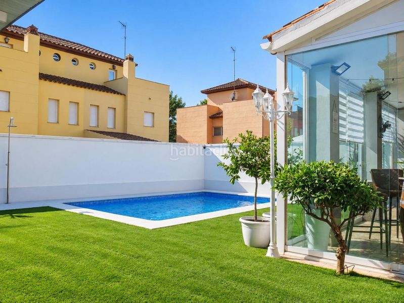 Foto ea6f1e9b-8d2f-4db2-98cf-4f91df422b93. Casa aparellada amb aparcament piscina a Zona Universitaria Bormujos
