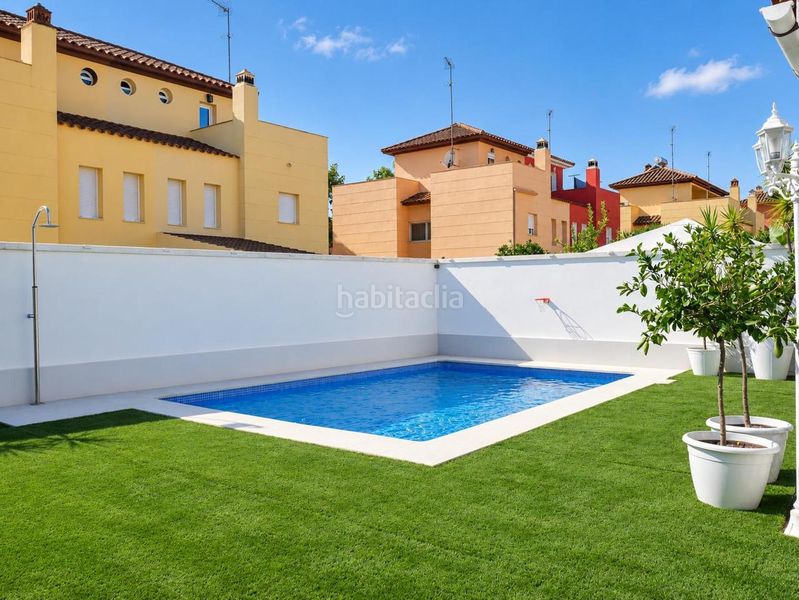 Foto fffdbdba-45d2-4c9d-be04-dfcc3c45a8dc. Casa aparellada amb aparcament piscina a Zona Universitaria Bormujos