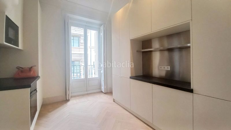 Foto d1042285-7565-4aa4-acf7-e87d5c2f9f99. Lloguer pis amb xemeneia calefacció a Justicia-Chueca Madrid