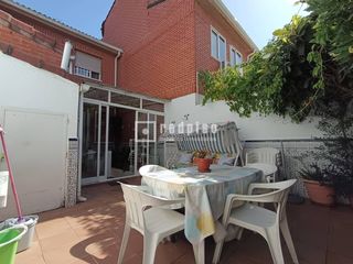 Xalet a Ensanche. Chalet adosado de 3 dormitorios, 2 baños y amplia terraza