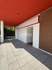 Lloguer Local Comercial a Norte. Gran local con patio en la chopera alta