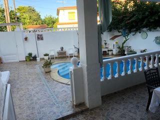Xalet  Carrer les useres. Amplia villa con piscina muy cerca de la aplaya