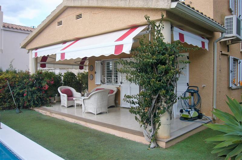 Foto cbb1afa9-f01e-4847-a994-271afa5e2363. Xalet amb xemeneia calefacció aparcament piscina a Benicasim / Benicàssim