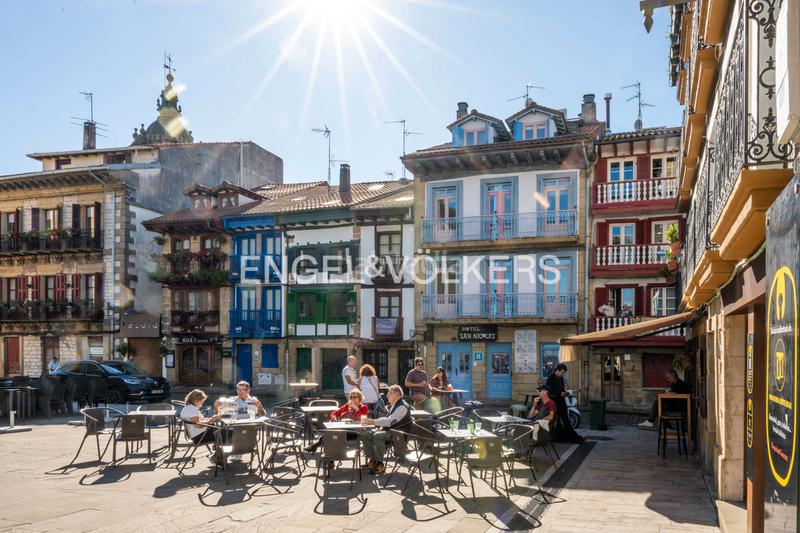 Foto 33d10483-f3bd-42c4-8b1f-612f06b52488. Ático  luminoso en venta en calle mayor en Hondarribia