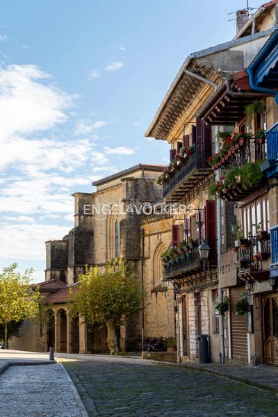 Foto 6089ea3f-7b0d-4f27-990b-53f93d781e1c. Ático  luminoso en venta en calle mayor en Hondarribia