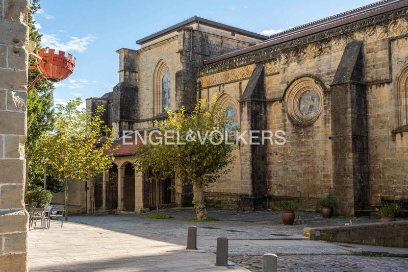 Foto ade9beab-64c3-4ba6-8ccb-62083690562a. Ático  luminoso en venta en calle mayor en Hondarribia