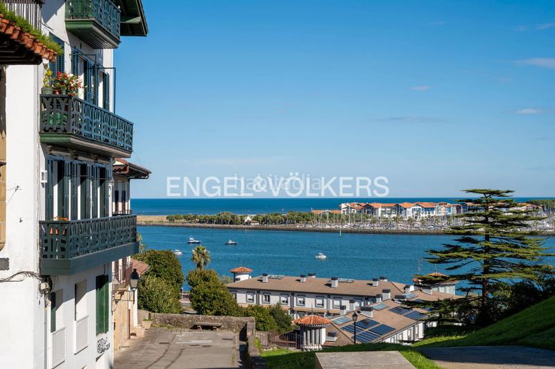 Foto b0044cdf-8a53-451c-852b-d1c33c07ce47. Ático  luminoso en venta en calle mayor en Hondarribia