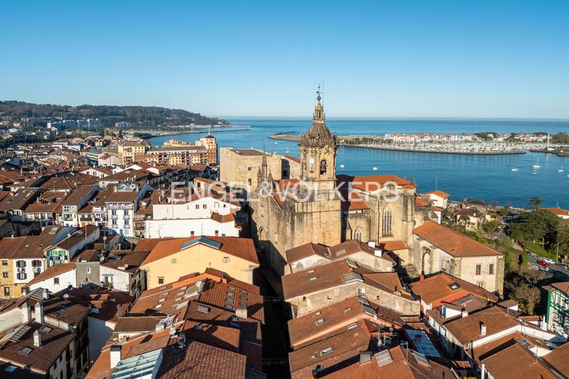 Foto bb72abca-ab8f-4b9c-bd2a-4efe7d81bedc. Ático  luminoso en venta en calle mayor en Hondarribia