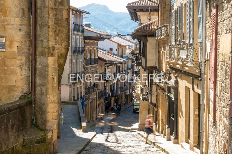 Foto d29ce969-9981-49f5-a5ce-88079f9eec4d. Ático  luminoso en venta en calle mayor en Hondarribia