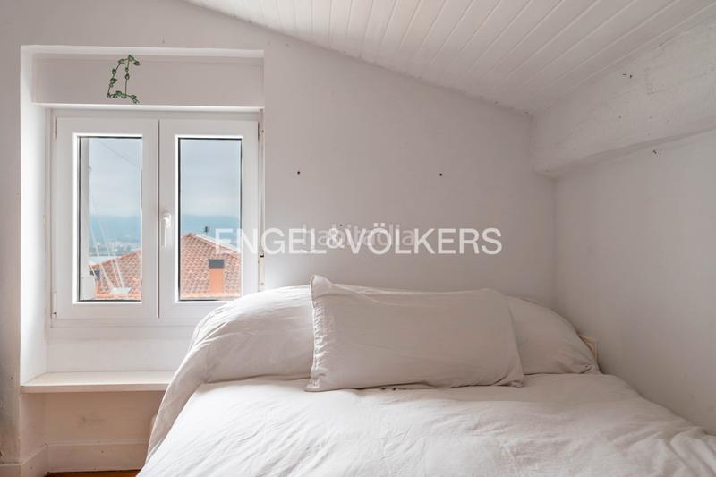 Foto dd089dd9-978f-47d6-a5ab-5fe3ce75913c. Ático  luminoso en venta en calle mayor en Hondarribia