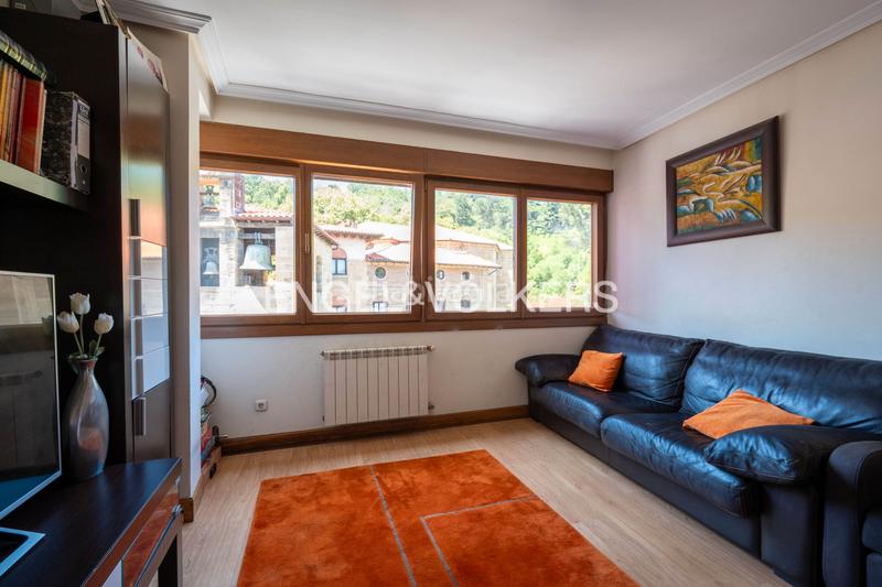 Foto 0f836055-06cf-475b-8a42-01a37fb87ade. Apartamento encantador apartamento con gran potencial impresionantes vistas y espacio extra para hacerlo tuyo en Zarautz