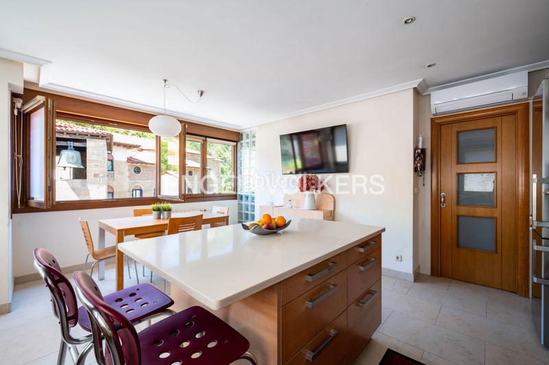 Foto 4e0486e8-7a10-49e9-a82a-5a9c13dcb7a5. Apartamento encantador apartamento con gran potencial impresionantes vistas y espacio extra para hacerlo tuyo en Zarautz