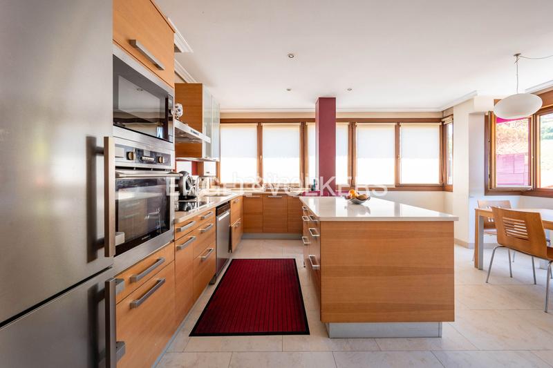 Foto 9fb96506-86b2-49b5-adef-020428b0e5f2. Apartamento encantador apartamento con gran potencial impresionantes vistas y espacio extra para hacerlo tuyo en Zarautz
