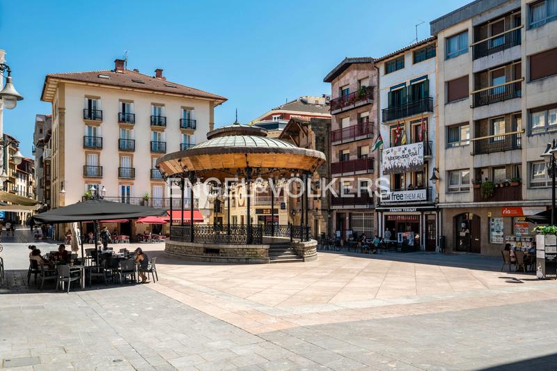 Foto f509cd3d-5e0f-4ef3-ac95-1e2d7fcf4e12. Apartamento encantador apartamento con gran potencial impresionantes vistas y espacio extra para hacerlo tuyo en Zarautz