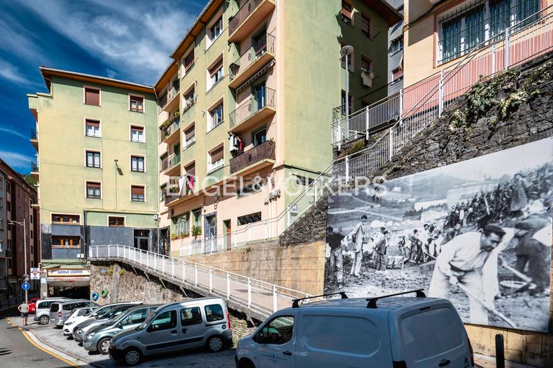 Foto c84466cf-7fbe-48b6-9e76-146f272f793f. Dúplex  único amplitud, diseño, modernidad y eficiencia energética. en Eibar