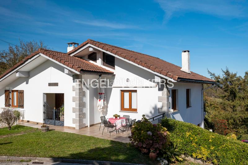 Foto a23ec107-cd05-48f8-b2d2-725021137d68. Maison jumelée avec chauffage parking dans Hernialde