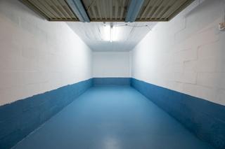 Pis a Ibaeta. Garaje cerrado para coche grande en plena propiedad.