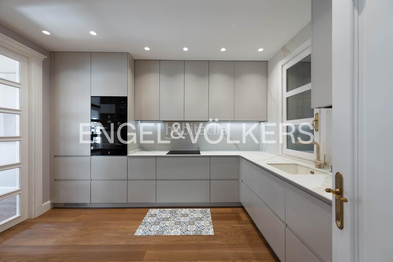 Foto b00f610c-8020-4ab0-b9f3-6a2f74aeff08. Alquiler apartamento exclusivo piso reformado en avenida de la libertad. en Donostia - San Sebastián