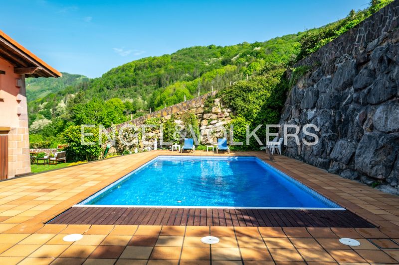 Foto 8c7f0c56-8c75-487f-a23a-81fe1d13b7fd. Casa amb calefacció aparcament piscina a Elduain