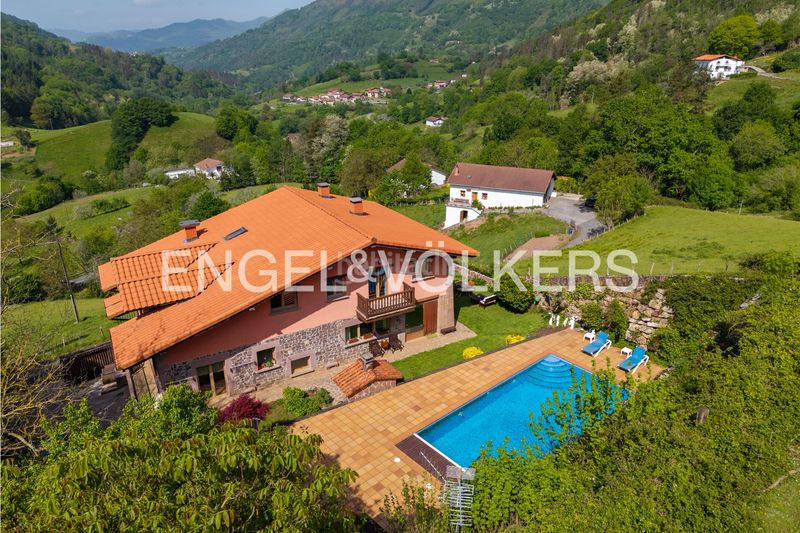 Foto c2f2fca4-3f12-4f9c-8269-c69553c72f81. Casa amb calefacció aparcament piscina a Elduain