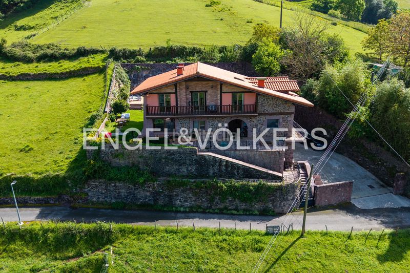 Foto cc805419-d01a-4c0a-be76-9e17e58496df. Casa amb calefacció aparcament piscina a Elduain