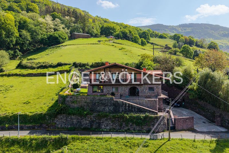 Foto d20eb0d7-129a-4a44-af73-7e0e71367117. Casa amb calefacció aparcament piscina a Elduain