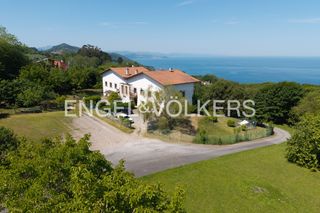 Casa adossada  Kristobal balenziaga kalea. Descubra una villa exclusiva en igeldo, donostiasan sebastián 62
