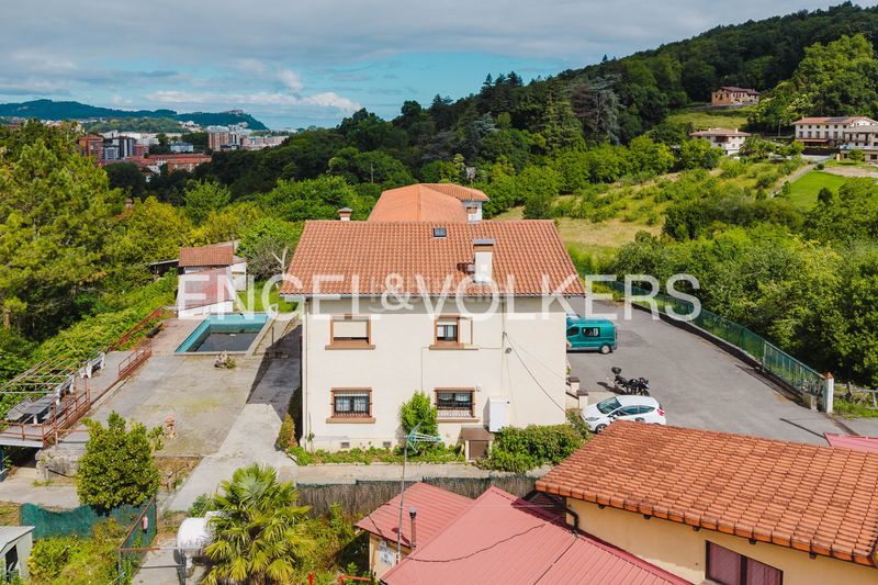 Foto 46c0d8e0-91d6-4e13-b26c-72ef8aa6bb8d. Casa amb calefacció aparcament piscina a Loiola Donostia - San Sebastián