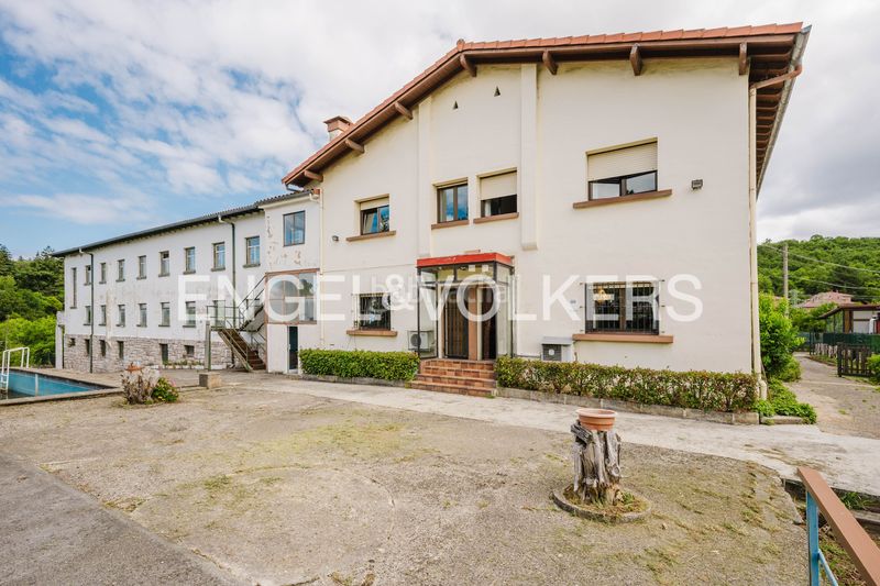 Foto 5c864c64-ca9d-40f6-baec-51dd8c52e47f. Casa amb calefacció aparcament piscina a Loiola Donostia - San Sebastián