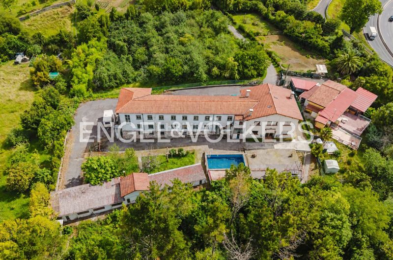 Foto c60c151d-34f5-4c4e-af5c-5d481f6bd3e7. Casa amb calefacció aparcament piscina a Loiola Donostia - San Sebastián