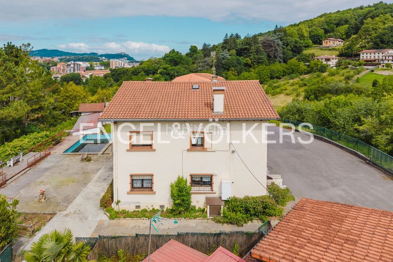 Foto d375a28f-9dc4-4088-8e00-0877873c2d74. Casa amb calefacció aparcament piscina a Loiola Donostia - San Sebastián