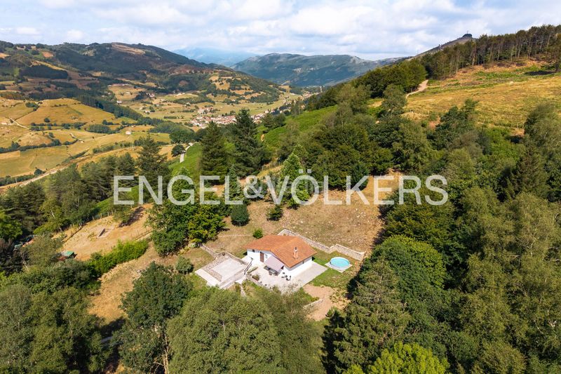 Foto 0ce04a87-d597-45d4-bcb1-dcba0c755473. Casa amb calefacció aparcament piscina a Berastegi