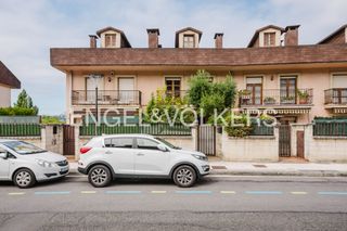 Casa adossada  Tolaregoia kalea. Luz, vistas a donostia y jardín privado tu villa adosada a un pa