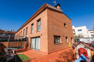 Casa adossada  Carrer de montserrat roig