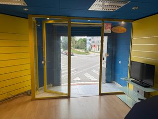 Rent Business premise  Carrer del migdia. Local comercial en corró d'avall