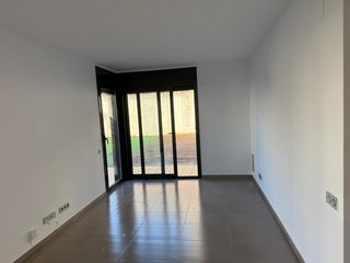 Lloguer Planta baixa  Carrer can mas colomé 11. Planta baja de 3 habitaciones con patio
