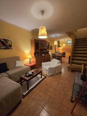 Casa adossada a Cedeira. Vivienda con terraza en ático